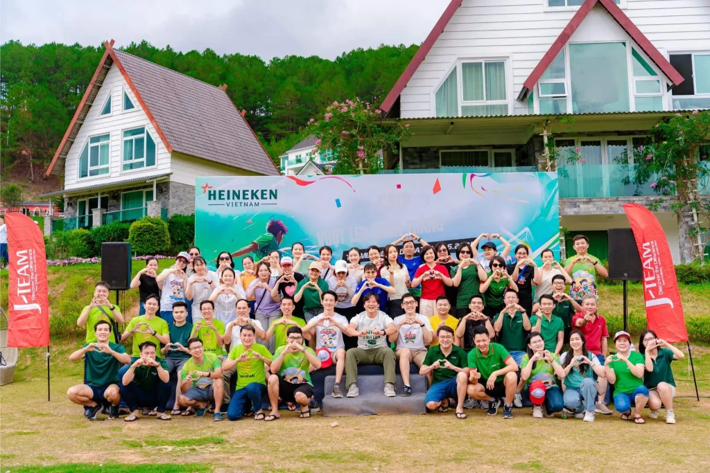 Ảnh tập thể team building Heineken Việt Nam trên đồi thông Đà Lạt
