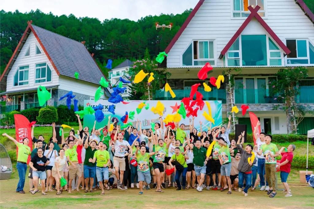 Khoảnh khắc tung bóng ăn mừng kết thúc team building Heineken Đà Lạt