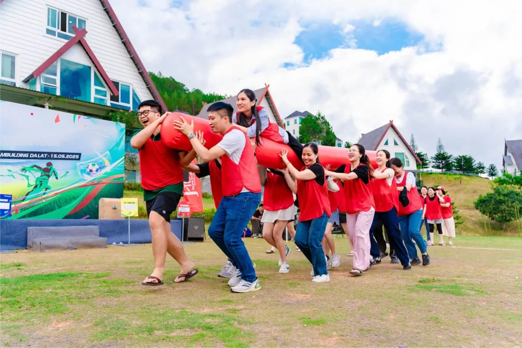 Trò chơi vận chuyển phao trong team building Heineken Đà Lạt