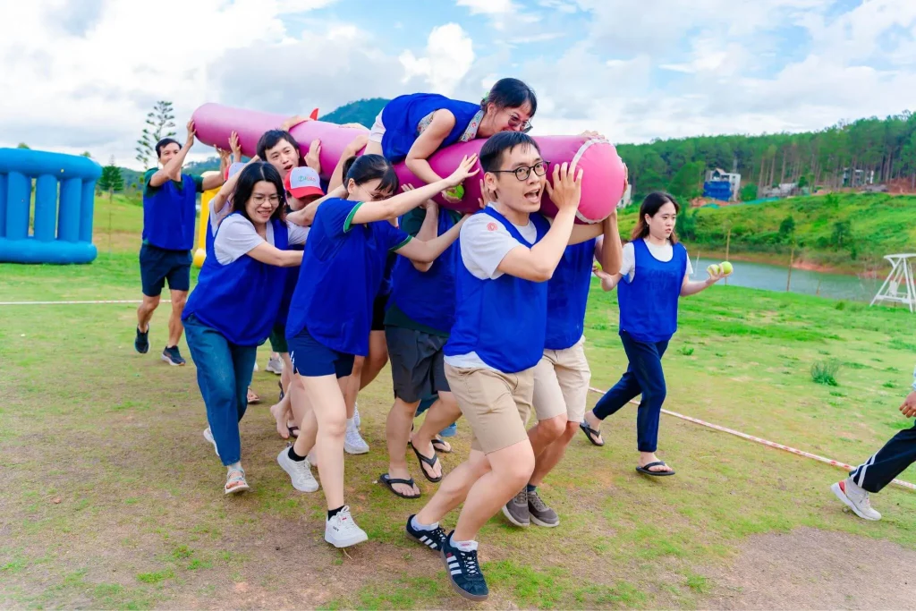 Đội áo xanh vượt chướng ngại vật trong team building Heineken Đà Lạt