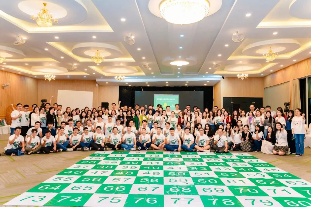 Bàn cờ khổng lồ trong hoạt động team building trong nhà của Heineken
