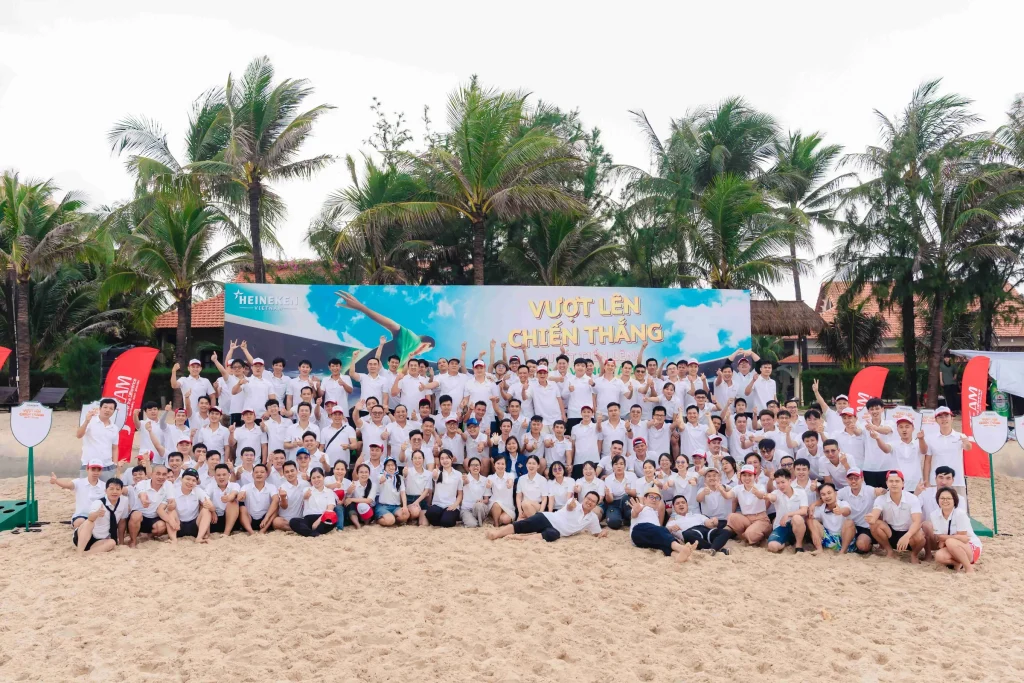 Ảnh tập thể Heineken Việt Nam tại team building Vượt lên chiến thắng, Mũi Né 2025