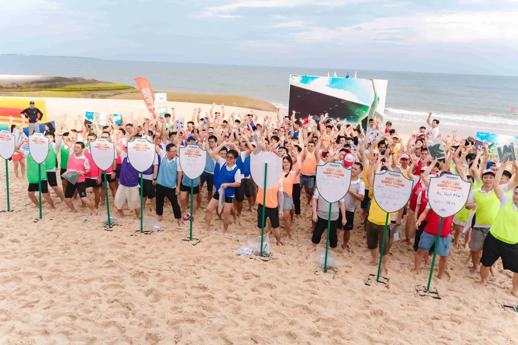 Các đội cổ vũ trong trò chơi team building bãi biển Heineken Mũi Né