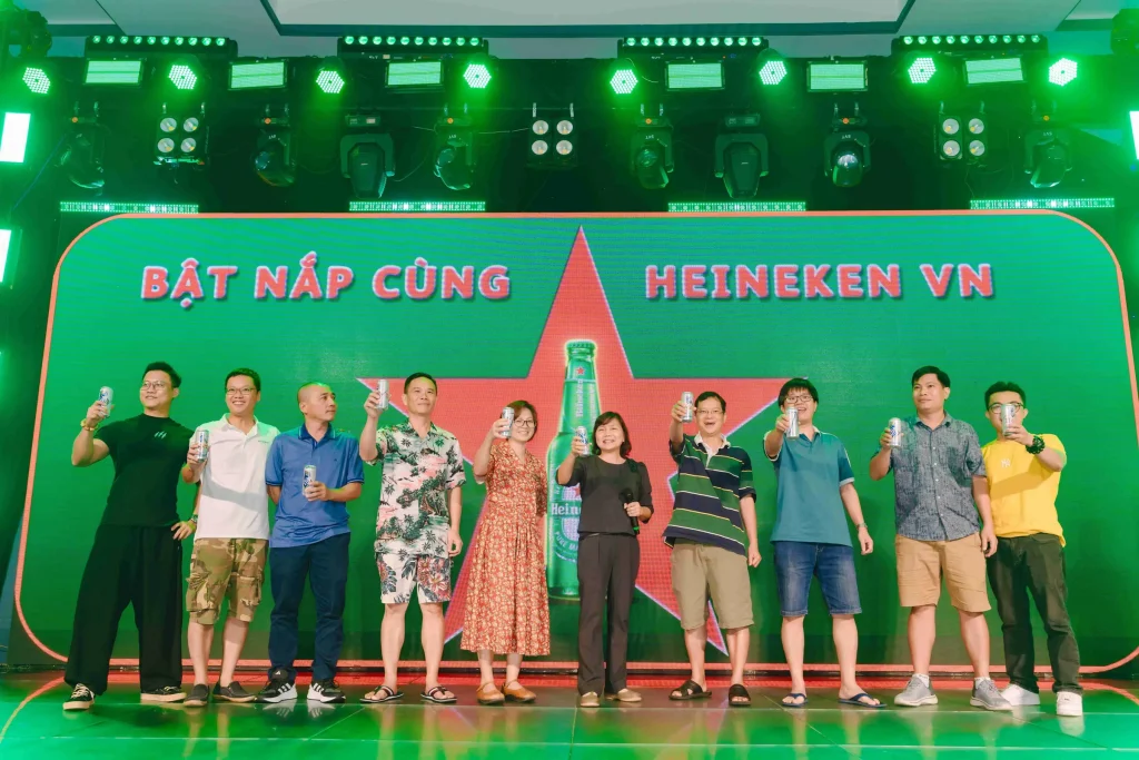 Khách mời nâng ly trên sân khấu Bật nắp cùng Heineken VN trong đêm gala dinner
