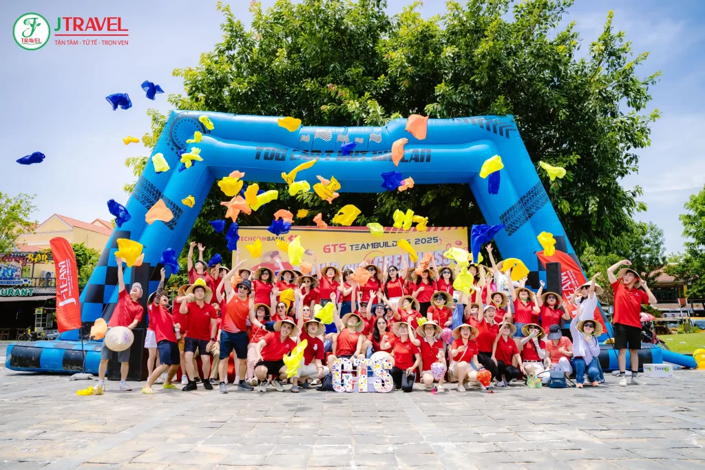 Khoảnh khắc ăn mừng về đích team building Techcombank GTS 2025 tại Hội An