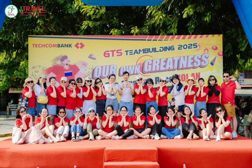 Đoàn Techcombank GTS chụp ảnh tại backdrop Our Own Greatness ở Hội An
