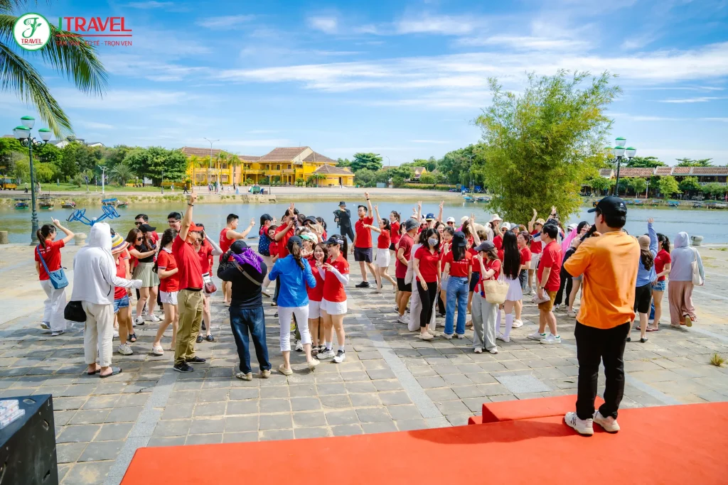 Khởi động team building Techcombank GTS ven sông ở Hội An