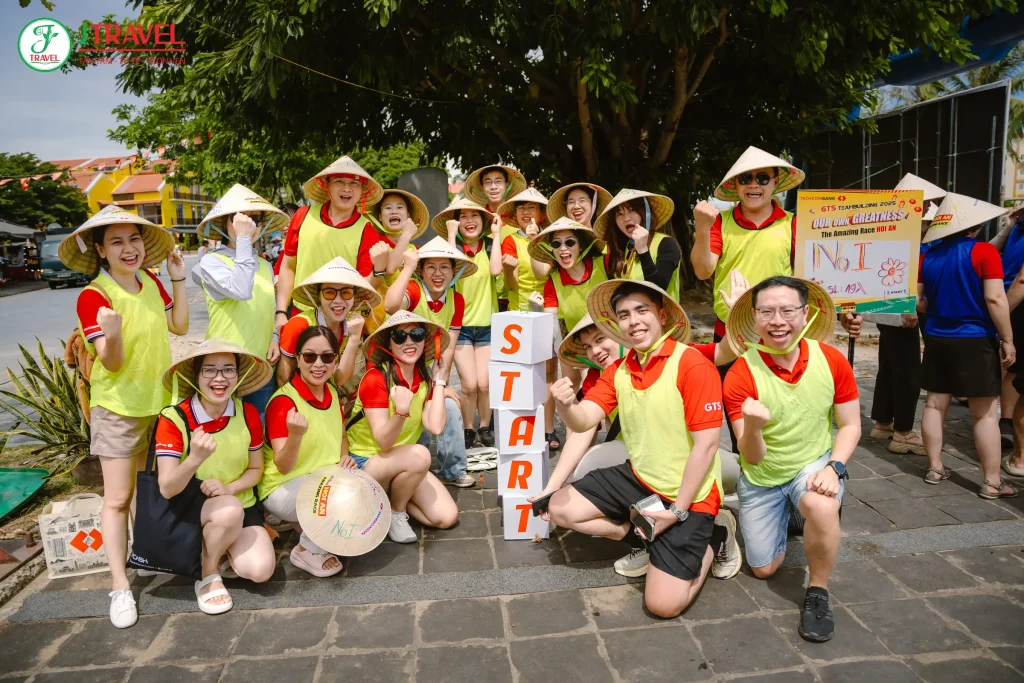 Đội chơi Techcombank đội nón lá trước trạm START trong amazing race phố cổ Hội An
