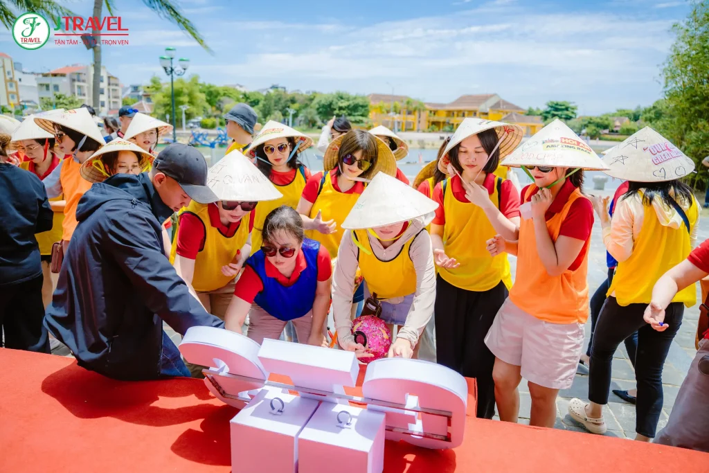 Thành viên Techcombank đội nón lá tham gia thử thách team building tại Hội An