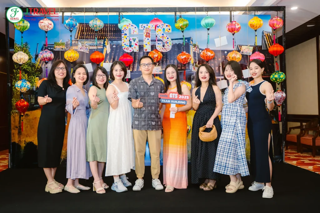 Khách mời Techcombank tại photobooth đèn lồng Hội An trong đêm gala