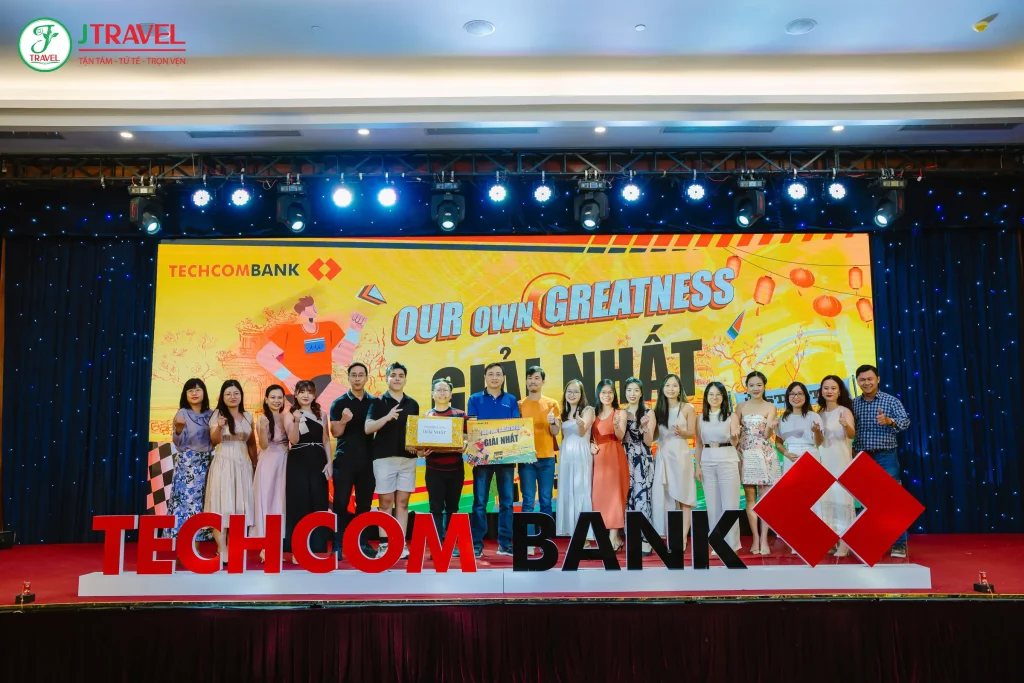 Trao giải đội thắng cuộc GTS Teambuilding 2025 trong gala dinner Techcombank