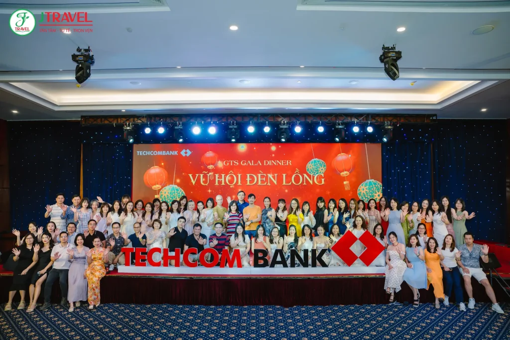 Ảnh tập thể gala dinner Vũ hội đèn lồng của Techcombank GTS